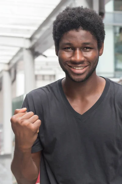 Retrato Hombre Africano Éxito Fuerte Feliz Sonriente Fuerte Confiado Joven — Foto de Stock