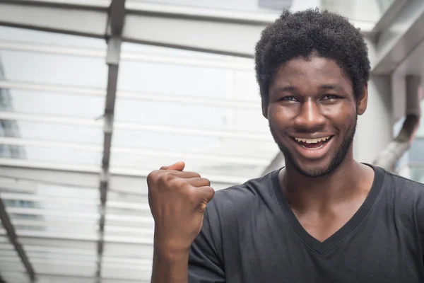 Stark Erfolgreiches Afrikanisches Männerporträt Glücklich Lächelnd Starker Selbstbewusster Junger Erwachsener — Stockfoto