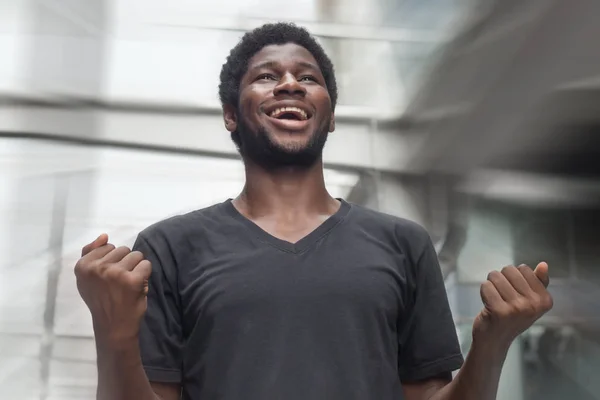 Forte Retrato Homem Africano Bem Sucedido Feliz Sorrindo Forte Confiante — Fotografia de Stock