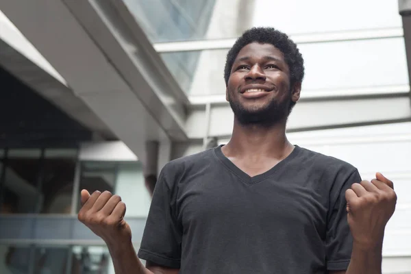 Stark Erfolgreiches Afrikanisches Männerporträt Glücklich Lächelnd Starker Selbstbewusster Junger Erwachsener — Stockfoto