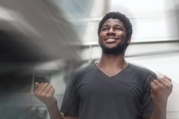 Forte Retrato Homem Africano Bem Sucedido Feliz Sorrindo Forte Confiante — Fotografia de Stock