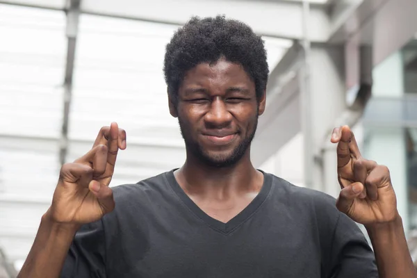 彼の指を渡るアフリカ人アフリカ人や運 幸運や成功の願いを作る願って交差指で黒人男性の肖像画アフリカの若い成人男性モデル — ストック写真