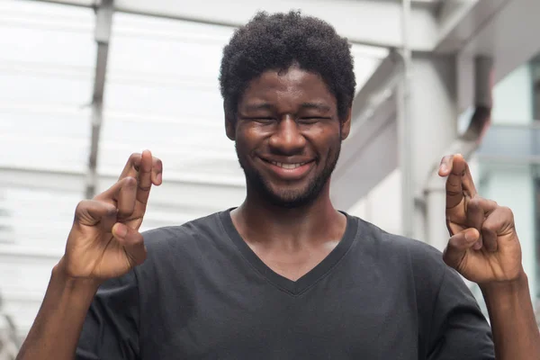 彼の指を渡るアフリカ人アフリカ人や運 幸運や成功の願いを作る願って交差指で黒人男性の肖像画アフリカの若い成人男性モデル — ストック写真