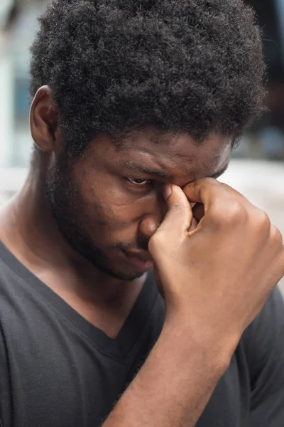 ストレス病気アフリカ男性の肖像画頭痛 めまい めまい 片頭痛 ストレス うつ病 二日酔い概念 苦しんでいる病気のアフリカ人または黒人男性アフリカの成人男性モデル — ストック写真