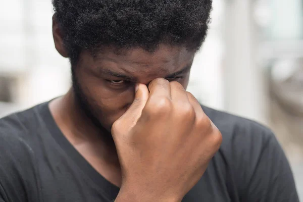 Retrato Homem Africano Doente Estressado Com Dor Cabeça Homem Africano — Fotografia de Stock