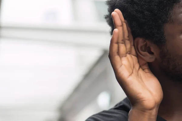 Afryki Człowiek Słyszenie Rozumienie Słuchu Portret Mężczyzny Słuchania Słyszenia Plotka — Zdjęcie stockowe