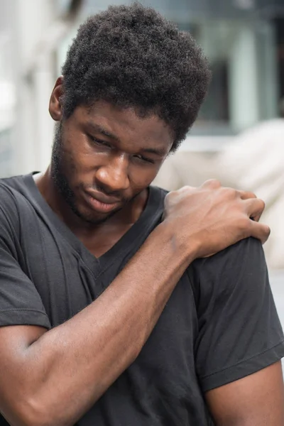 adam boyun ağrısı acı; boyun eklem ağrısı, osteoporoz, kemik artrit, gut, belirtiler hasta Afrika adamla; vücut hastalık, sağlık veya ağrı kavramı; Yetişkin Afrika adam veya siyah adam modeli