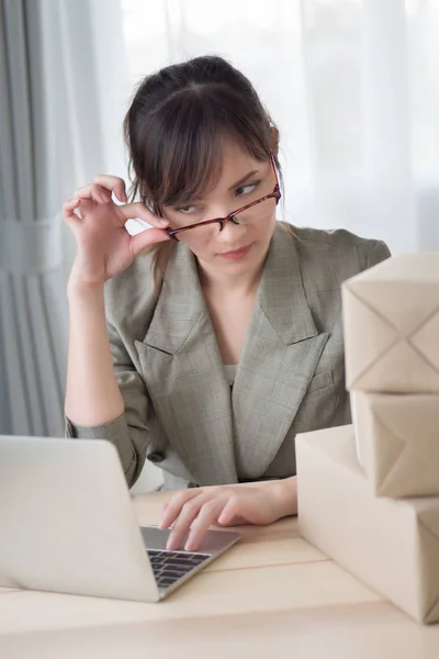 Stressad Asiatisk Kvinna Som Arbetar Med Sin Bärbara Dator Och — Stockfoto