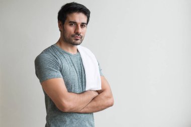 spor salonunda çalışma dışarı emin fitness adam; mutlu, sağlıklı, kendine güvenen, kol portresi eğitim, fitness salonunda egzersiz Hintli adam geçti; Asya Kuzey Hint Yetişkin erkek modeli