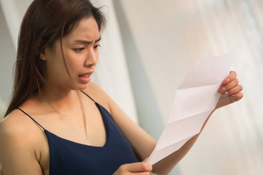 hayal kırıklığına uğramış, şok, pahalı fatura veya borç bildirimi fatura çığlık kadınlar stres; yaşam yüksek maliyet, pahalı bill, bused para kavramı; Asyalı Genç Yetişkin kadın modeli