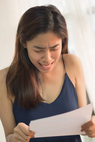 Gefrustreerd Geschokt Stress Vrouwen Schreeuwen Dure Factuur Schuld Aankondiging Factuur — Stockfoto