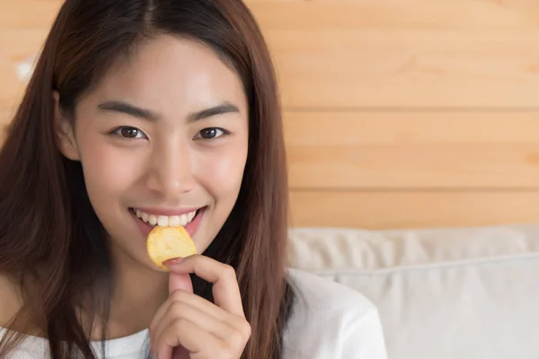 Wanita Bahagia Tersenyum Makan Keripik Kentang Atau Kentang Goreng Renyah — Stok Foto