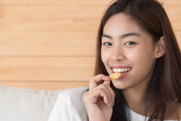 Wanita Bahagia Tersenyum Makan Keripik Kentang Atau Kentang Goreng Renyah — Stok Foto