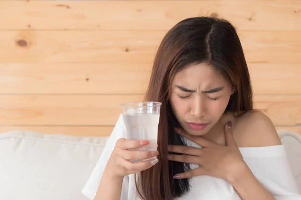 Asfixia Mujer Mientras Bebiendo Agua Hogar Peligro Seguro Salud Asfixia —  Fotos de Stock