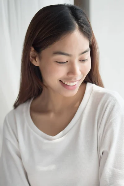 Happy Usmívající Holka Portrét Pozitivní Uvolněné Spokojený Úsměv Asijské Žena — Stock fotografie