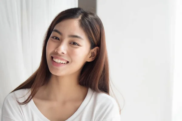 Feliz Sorrindo Menina Retrato Positivo Relaxado Feliz Sorrindo Asiático Mulher — Fotografia de Stock