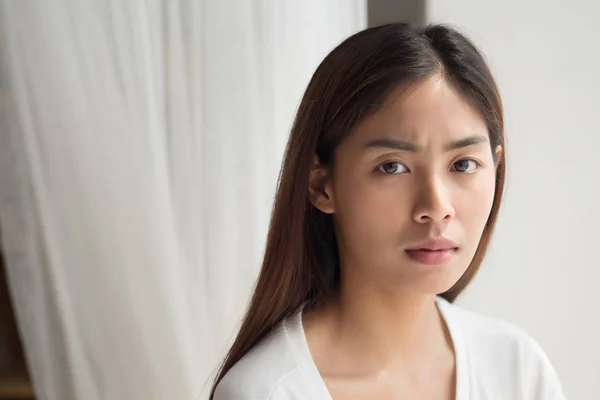 Malheureux Colère Bouleversé Asiatique Femme Portrait Avec Frustré Ennuyé Visage — Photo