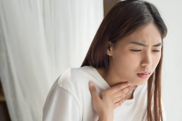 Wanita Sakit Dengan Tenggorokan Sakit Potret Wanita Yang Menderita Pilek — Stok Foto