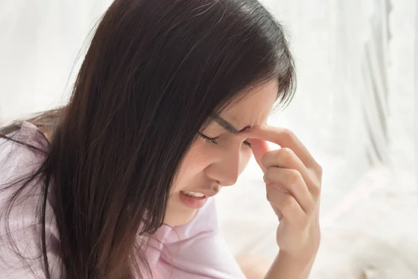 有头疼的有压力的生病的妇女的肖像 抑郁症妇女患有眩晕 偏头痛 卫生保健和心理健康概念 20S 年轻的成人亚洲女人模型 — 图库照片
