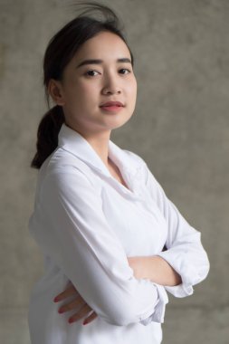 emin mutlu Asyalı kadın beyaz gömlekli; emin yüz ifadesi, başarısı gurur ile başarılı mutlu pozitif Asyalı kadın portresi; Asya Çin 20'li yaşlarda genç yetişkin kadın modeli