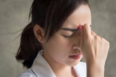 baş ağrısı ile vurguladı ve hasta kadın portresi; hasta kadın stres, baş dönmesi, baş dönmesi, migren, akşamdan kalma, sağlık kavramı uğrar; Genç Yetişkin Asyalı kadın modeli