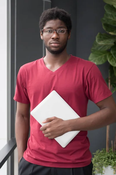 自信を持って大学生が学校に戻って取得しますオタク男性 大学キャンパス 学校概念へのラップトップ コンピューターでアフリカの大学生の肖像画アフリカの若い成人男性モデル — ストック写真