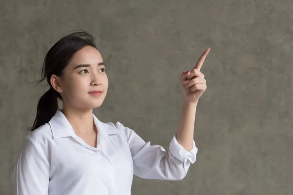 여자의 초상화 포인트 손가락 긍정적인 아시아 로프트 아시아 — 스톡 사진
