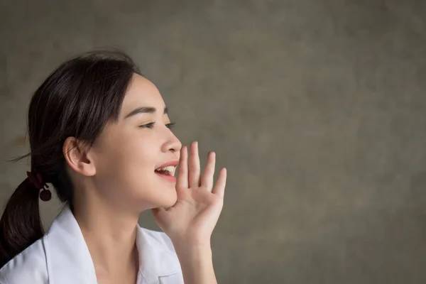 Wanita Bahagia Berteriak Dengan Suasana Hati Marah Potret Wanita Asia — Stok Foto