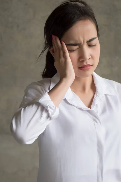 Retrato Mujer Estresada Con Migraña Mujer Enferma Sufre Migraña Vértigo —  Fotos de Stock