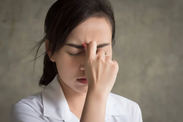 压力和生病的妇女的纵向头痛 生病的妇女患有压力 偏头痛 医疗保健概念 年轻的成人亚洲女人模型 — 图库照片