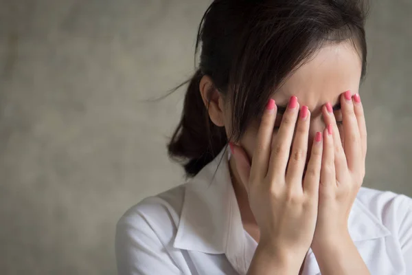 Mujer Llorando Infeliz Estresada Haciendo Gesto Cara Palma Cara Palma —  Fotos de Stock