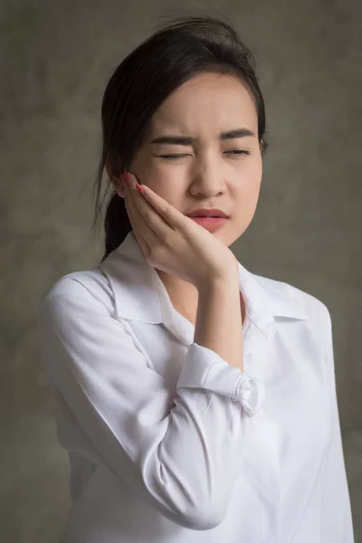 Kobieta Ból Zęba Chory Asian Kobieta Cierpi Ból Zęba Próchnicy — Zdjęcie stockowe
