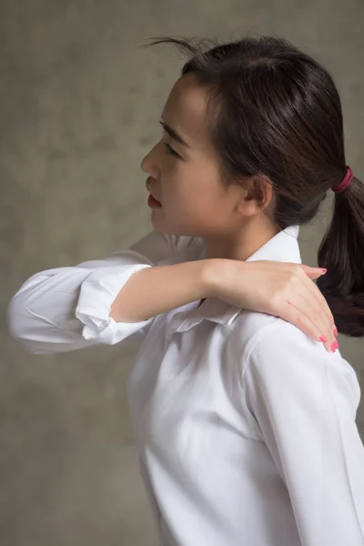 肩颈疼痛的妇女 患有肩颈疼痛 慢性骨骼或肌肉损伤的亚洲妇女的肖像 亚洲年轻成年妇女保健模型 — 图库照片