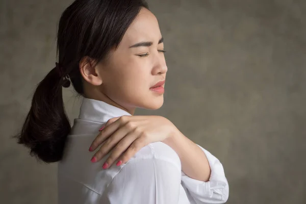 Женщина Болью Плече Шее Портрет Азиатской Женщины Страдающей Боли Плече — стоковое фото