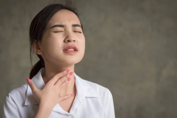 喉咙痛的病妇女 生病的亚洲妇女喉咙痛 传染性疾病 保健概念 亚洲青年女模特 — 图库照片