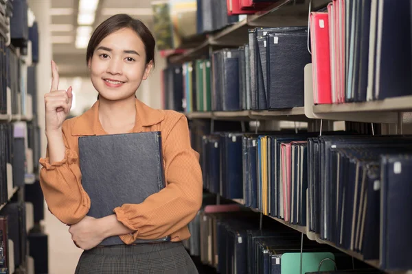 Mulher Estudante Universitário Apontando Para Cima Biblioteca Retrato Feliz Sorridente — Fotografia de Stock