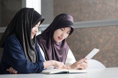 Müslüman kadın üniversite öğrencileri okula dönecek olursak; mutlu gülümseyen islam kadın öğrencilerin üniversite eğitimi eğitim portresi; Sonbahar, kış başa okul kavramı; Asyalı Genç Yetişkin kadın modeli