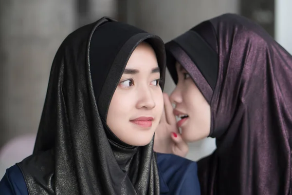 Moslimvrouw Gossip Nieuws Opvragen Islamitische Islam Vrouwen Chatten Fluisteren Roddel — Stockfoto