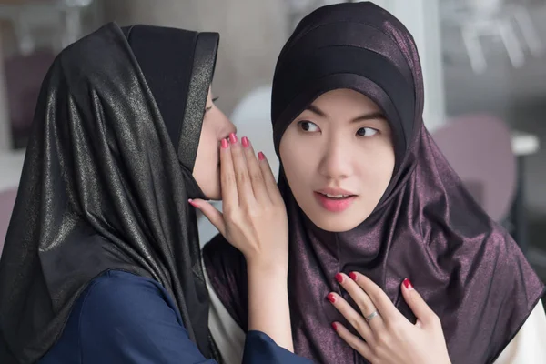 Moslimvrouw Gossip Nieuws Opvragen Islamitische Islam Vrouwen Chatten Fluisteren Roddel — Stockfoto