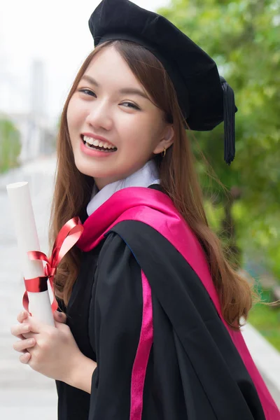 Gelukkig Succesvolle Glimlach Vrouw Universiteit Student Afstuderen Portret Van Diploma — Stockfoto