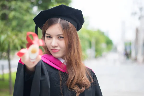 Feliz Graduando Mulher Estudante Universitário Aponta Para Cima Retrato Faculdade — Fotografia de Stock