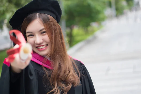Feliz Graduando Mulher Estudante Universitário Aponta Para Cima Retrato Faculdade — Fotografia de Stock