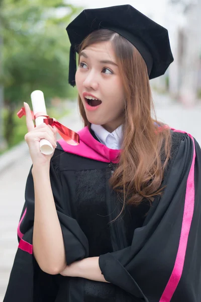 兴奋的毕业女大学生的长相和点惊讶 有毕业文凭或大专学历的女学生惊讶的肖像 亚洲人20S 年轻的成年妇女模型 — 图库照片