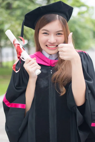 Feliz Sorrindo Graduado Mulher Estudante Universitário Aponta Polegar Para Cima — Fotografia de Stock