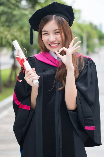 Felice Sorridente Laureato Donna Università Studente Punti Segno Ritratto Donna — Foto Stock