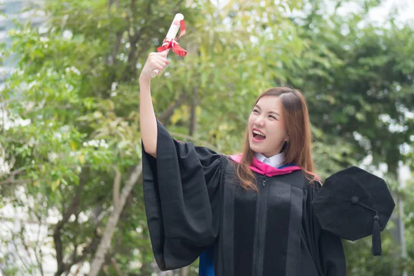 Mezun Mutlu Başarılı Gülümseyen Neşeli Kadın Üniversite Öğrencisi Mezuniyet Derecesi — Stok fotoğraf