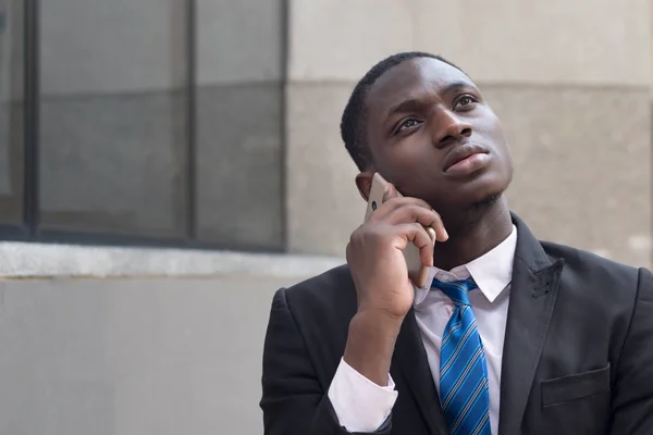 Африканский Бизнесмен Использующий Смартфон Портрет Серьезного Чернокожего Бизнесмена Думающего Разговаривающего — стоковое фото