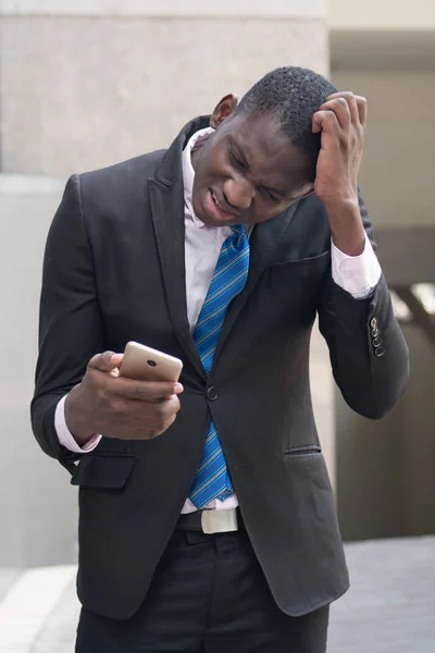 Virado Homem Negócios Africano Usando Smartphone Retrato Chateado Infeliz Irritado — Fotografia de Stock