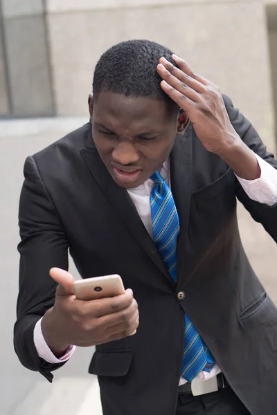 Virado Homem Negócios Africano Usando Smartphone Retrato Chateado Infeliz Irritado — Fotografia de Stock