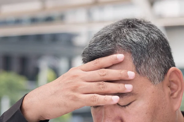 Doente Velho Homem Sênior Sofre Headahce Retrato Estressado Sério Doente — Fotografia de Stock